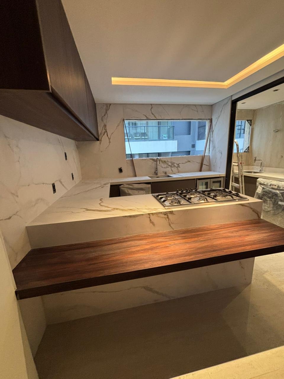 Bancada de cozinha em mármore com acabamento waterfall — execução Lagunas Mármores