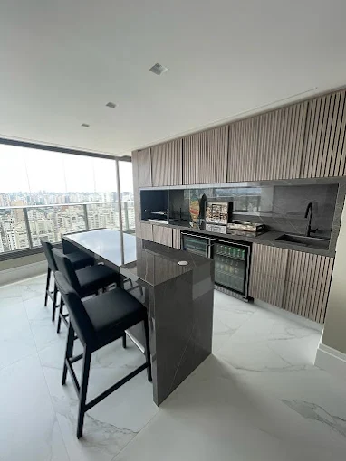 Área gourmet com bancada em mármore e vista para a cidade — projeto Lagunas Mármores