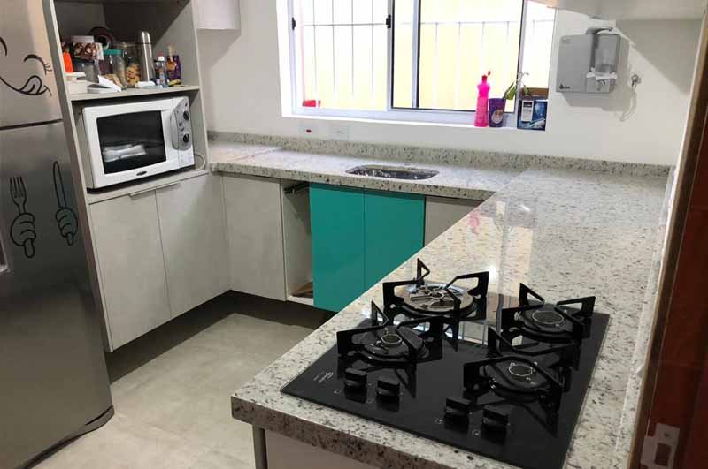 Cozinha planejada com bancada em mármore — execução Lagunas Mármores