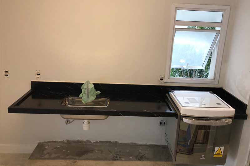 Cozinha planejada com bancada em mármore — execução Lagunas Mármores