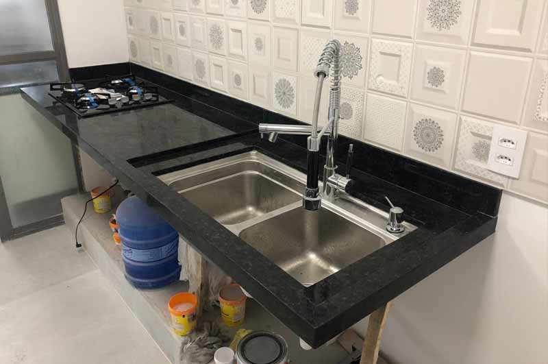 Cozinha planejada com bancada em mármore — execução Lagunas Mármores
