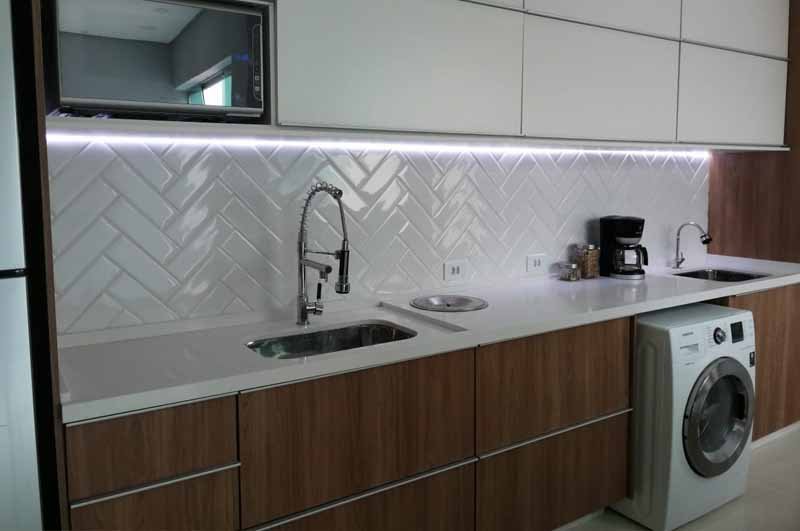 Cozinha planejada com bancada em mármore — execução Lagunas Mármores
